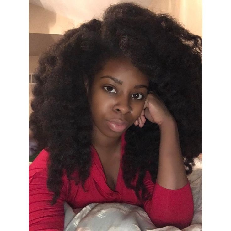 @taltavares_ || long Afro hair. Long natural hair. Long kinky hair. 4a hair. Natural hair. Afro hair. Afro textures. Afro-textured hair. Long 4a hair. Brown skin. Sun-kissed. Smile. Beauty.